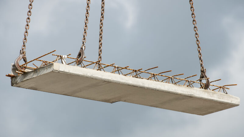 Beton Plattendecke hängt am Kran