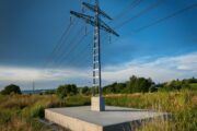 Betonfundament oder Betonsockel auf dem ein Strommasten steht