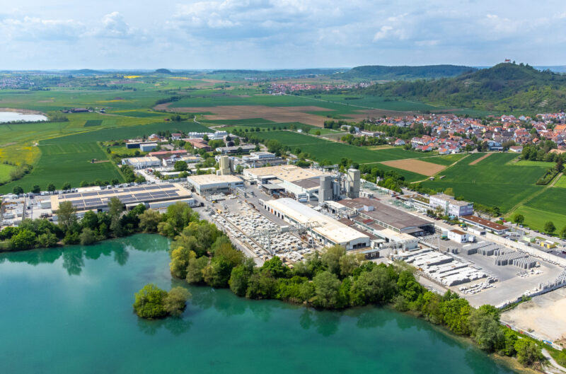 Panoramabild von Beton Kemmler mit dem Baggersee Hirschau