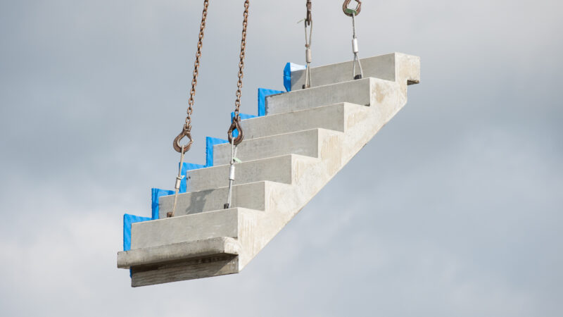 Beton treppen hängt am Kran