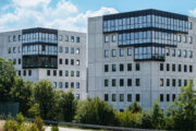 Die Gebäude Wolff-Tower 1-2 in Heimsheim mit strahlend blauem Himmel