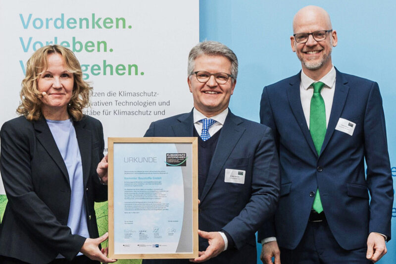 Übergabe der Urkunde durch Bundesumweltministerin Lemke an Marc Kemmler und den Klimaschutzbeauftragten und Leiter KAIZEN im Handel, Thomas Ehmer